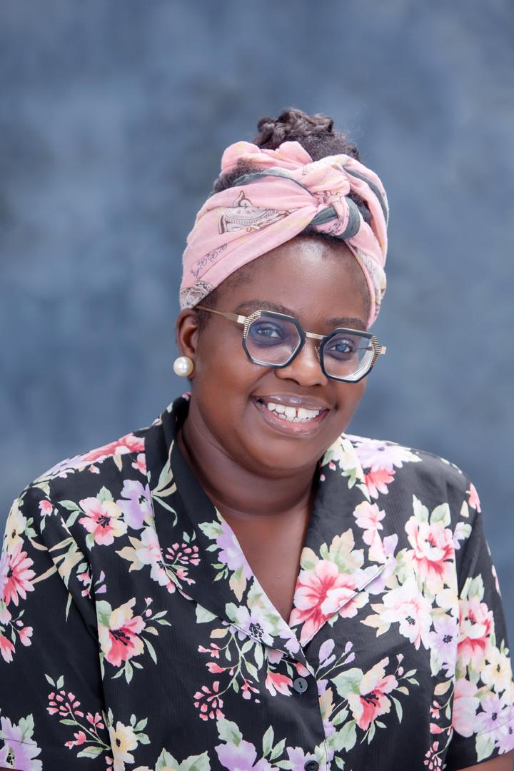 Irène Akatshi, Enseignante